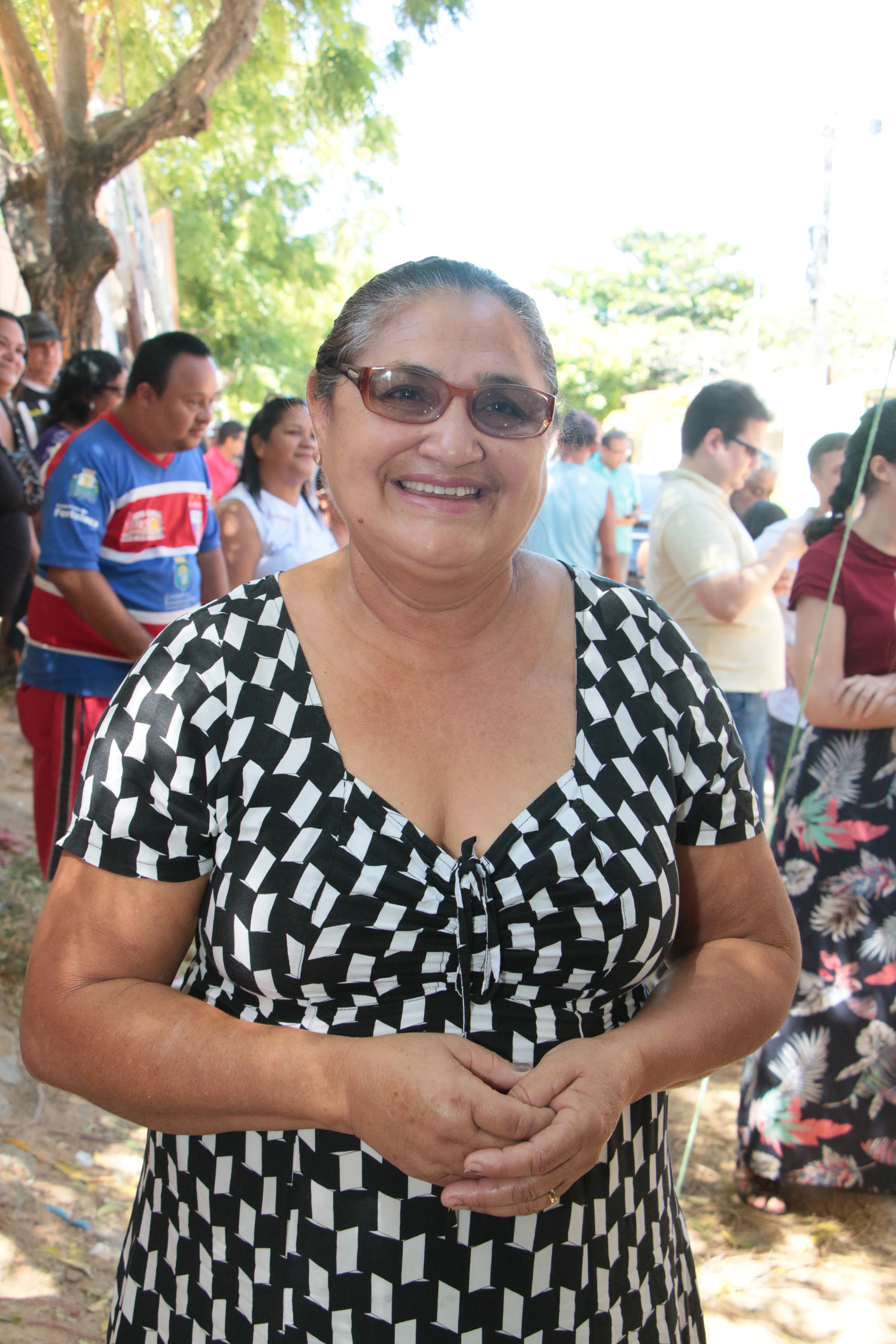 mulher posa para foto sorrindo